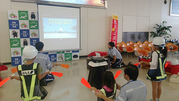 阿蘇くまもと空港でのお仕事体験の様子